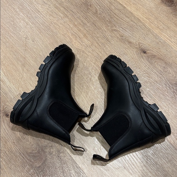 Blundstone Women’s Lug #2240 Black Leather Chelsea Boots - Picture 3 of 9